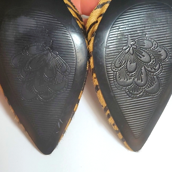 TAHARI SANDALS SHOES ANIMAL PRINT SIZE 6 1/2M GOOD CONDITION - Picture 4 of 17